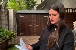 بالصدفة.. فتاة إسبانية تكتشف أنها "متزوجة" من رجل لم تلتقِ به قط بعد سرقة محفظتها